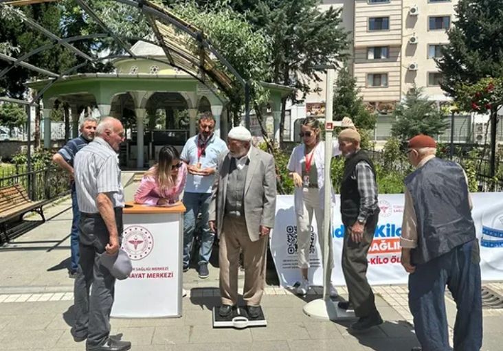 튀르키예의 공공장소 비만도 측정 모습. 튀르키예 지역 보건국 인스타그램 갈무리. 2025.05.30.