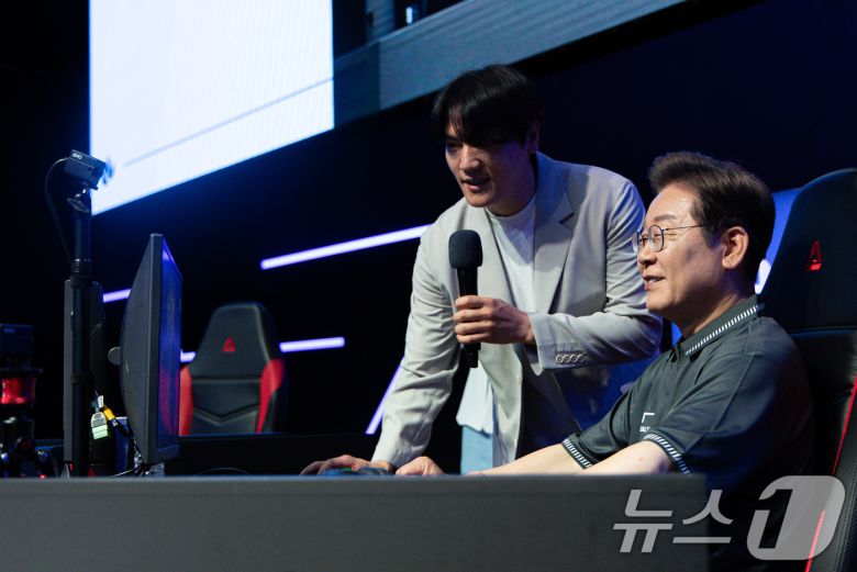 이재명 더불어민주당 대통령 후보가  'K-콘텐츠–e스포츠 LEVEL UP!' e스포츠 산업 현장간담회에서 게임 '리그오브레전드'를 체험하고 있다. 2025.5.17/뉴스1 ⓒ News1 이재명 기자