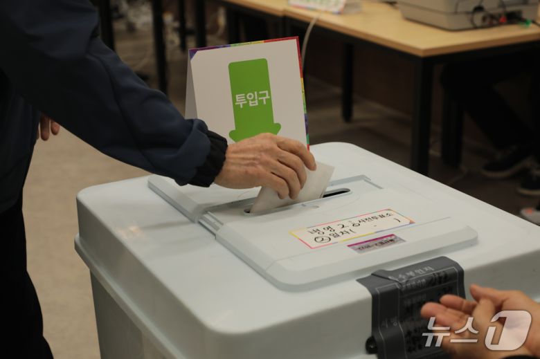 제21대 대통령선거 사전투표 이틀차인 30일 오전 울산 중구 병영2동 행정복지센터에서 시민이 투표용지를 넣고 있다. 2025.5.30. ./뉴스1 ⓒ News1 김세은 기자