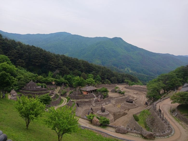 해발 850m에  터를 잡은 삼성궁은 우리민족의 건국이념인 홍익인간과 이화세계(理化世界) 를 실현하고자  고조선 시대 소도를 복원한 배달의 성전이다.  매년 10월 개천대제를 지내는데 한해 방문객이 15만 명을 넘을 정도로 관광 명소가 됐다.