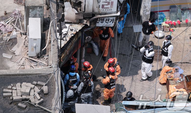 30일 경찰·소방·한국가스공사 등 관계자들이 서울 을지로 세운상가 인근 화재 현장에서 합동감식을 하고 있다. 2025.5.30/뉴스1 ⓒ News1 김성진 기자