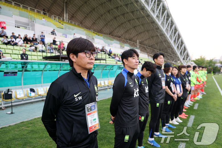 30일 오후 인천시 남동구 남동아시아드럭비경기장에서 열린 쿠팡플레이 초청 여자축구 국가대표팀 친선경기 대한민국과 콜롬비아의 경기에서 신상우 대표팀 감독이 자리하고 있다. 2025.5.30/뉴스1 ⓒ News1 이승배 기자