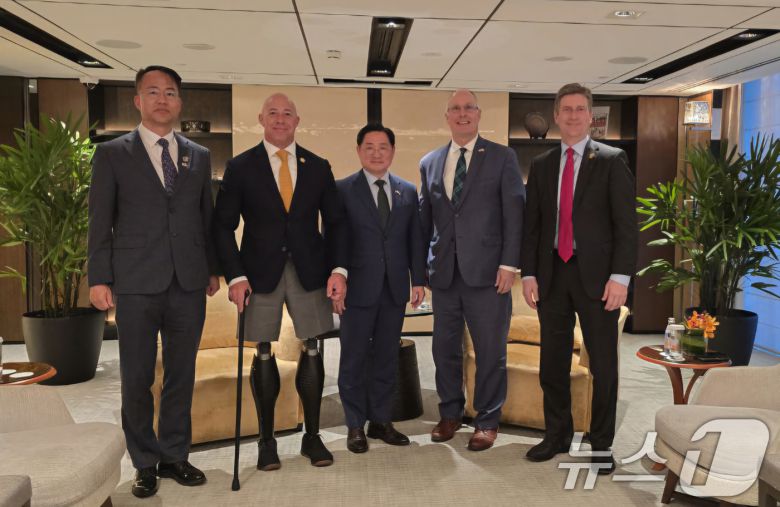 조창래 국방부 국방정책실장이 31일 싱가포르에서 열린 제22차 아시아안보회의 계기 미 하원의원 면담에서 참석자들과 기념사진을 찍고 있다. 왼쪽부터 우경석 국방부 지역안보협력TF장, 브라이언 매스트 하원의원, 조 실장, 존 물레나 하원의원, 그렉 스탠튼 하원의원. (국방부 제공. 재판매 및 DB 금지) 2025.5.31/뉴스1