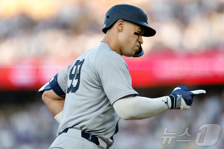 뉴욕 양키스 애런 저지가 31일(한국시간) 열린 2025 메이저리그 LA 다저스전에서 1회초 선제 솔로포를 터뜨렸다. ⓒ AFP=뉴스1