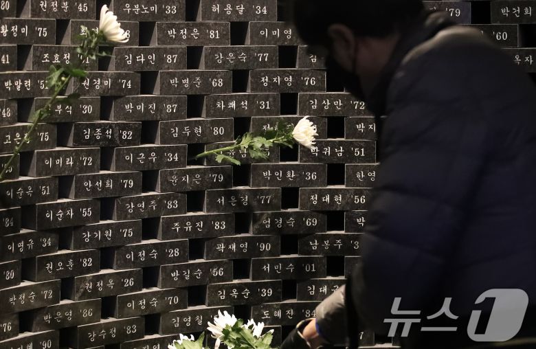대구지하철화재참사 22주기를 앞두고 12일 오전 대구도시철도 1호선 중앙로역 기억공간을 찾은 시민추모위원회 관계자들이 희생자를 추모하고 있다. 대구지하철화재참사 22주기 시민추모위원회는 12일부터 18일까지 '대구시민안전주간'으로 정해 희생자를 추모한다. 2025.2.12/뉴스1 ⓒ News1 공정식 기자