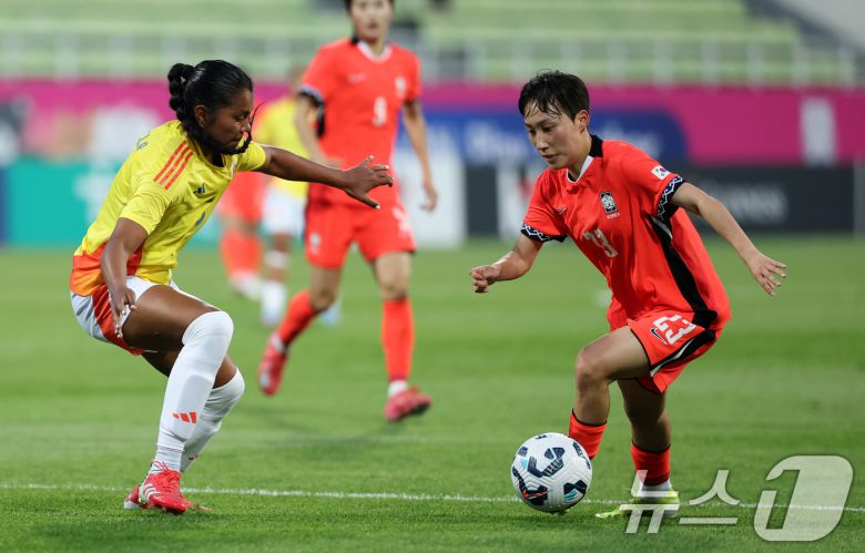 30일 오후 인천시 남동구 남동아시아드럭비경기장에서 열린 쿠팡플레이 초청 여자축구 국가대표팀 친선경기 대한민국과 콜롬비아의 경기에서 대한민국 박수정이 드리블하고 있다. 2025.5.30/뉴스1 ⓒ News1 이승배 기자