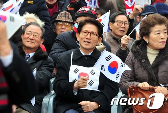 김문수 전 경기도 지사가 8일 오후 대구 중구 동아백화점 쇼핑점 앞에서 박사모 등 보수단체 주최로 열린 박근혜 대통령의 탄핵을 반대하는 집회에 참석해 태극기를 흔들고 있다.2017.2.8/뉴스1 ⓒ News1 이종현 기자