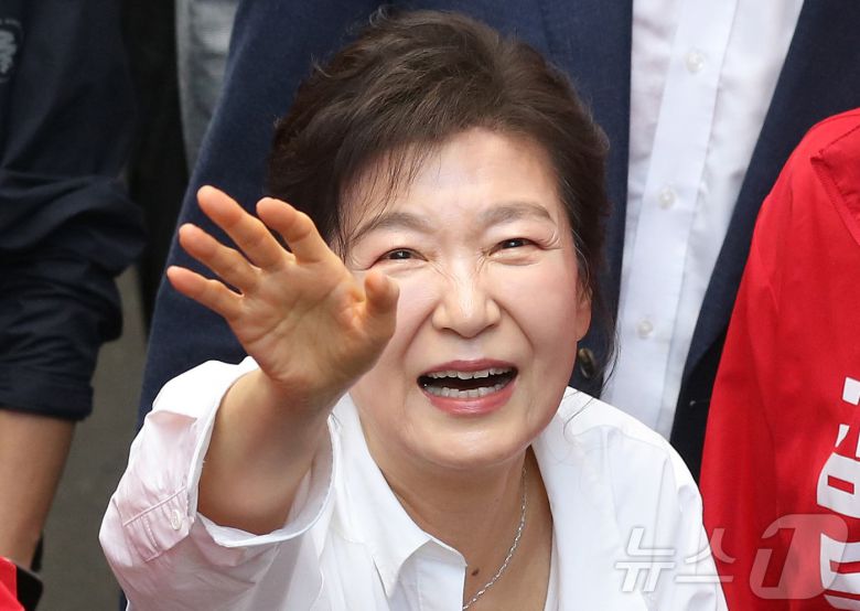 박근혜 전 대통령이 31일 오후 대구 중구 서문시장을 찾아 구름 인파 속을 지나며 시민들과 인사하고 있다. 2025.5.31/뉴스1 ⓒ News1 공정식 기자