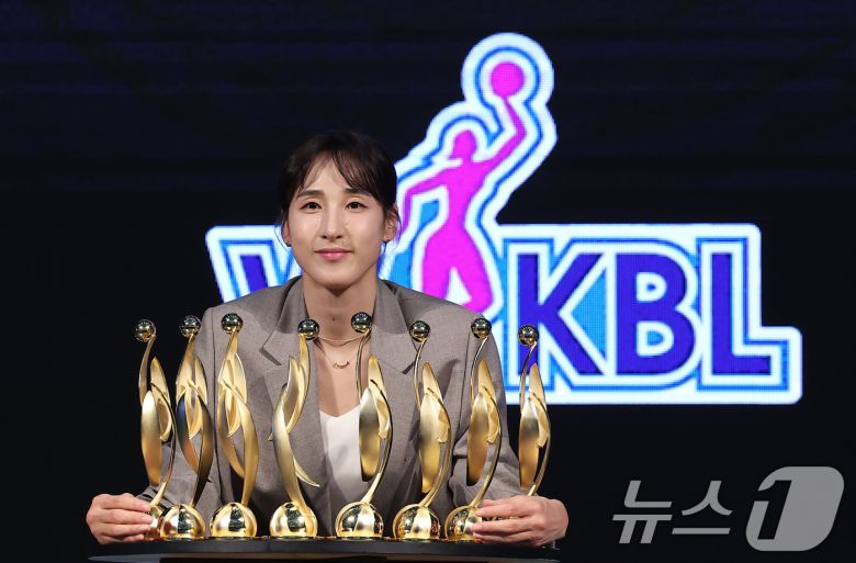 24일 서울 용산구 드래곤 시티 호텔에서 열린 '하나은행 2024~2025 여자프로농구' 정규리그 시상식에서 정규리그 MVP를 수상한 우리은행 김단비가 기념촬영을 하고 있다. 2025.2.24/뉴스1 ⓒ News1 김성진 기자