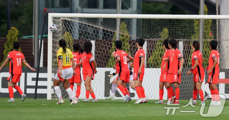 30일 오후 인천시 남동구 남동아시아드럭비경기장에서 열린 쿠팡플레이 초청 여자축구 국가대표팀 친선경기 대한민국과 콜롬비아의 경기에서 콜롬비아 카탈리나 우스메에게 실점을 허용하고 있다. 2025.5.30/뉴스1 ⓒ News1 이승배 기자