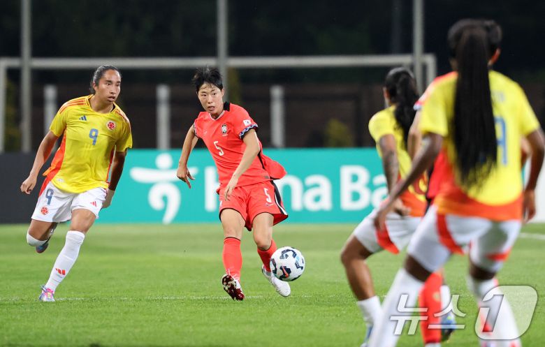 30일 오후 인천시 남동구 남동아시아드럭비경기장에서 열린 쿠팡플레이 초청 여자축구 국가대표팀 친선경기 대한민국과 콜롬비아의 경기에서 대한민국 고유진이 패스하고 있다. 2025.5.30/뉴스1 ⓒ News1 이승배 기자