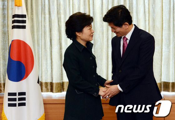 박근혜 대통령 당선인이 31일 오후 서울 종로구 통의동 집무실에서 열린 전국 광역시도지사와의 간담회에 참석해 김문수 경기도지사와 인사나누고 있다.2013.1.31/뉴스1