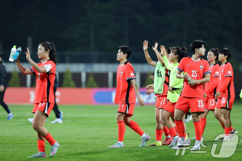 30일 오후 인천시 남동구 남동아시아드럭비경기장에서 열린 쿠팡플레이 초청 여자축구 국가대표팀 친선경기 대한민국과 콜롬비아의 경기에서 1대0으로 패배한 대한민국 선수들이 그라운드를 나서고 있다. 2025.5.30/뉴스1 ⓒ News1 이승배 기자
