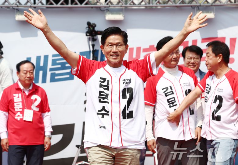 김문수 국민의힘 대통령 후보가 31일 오전 강원 홍천군 꽃뫼공원에서 유세를 하고 있다. 2025.5.31/뉴스1 ⓒ News1 김민지 기자