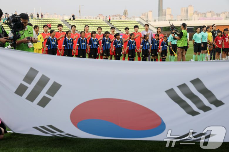 30일 오후 인천시 남동구 남동아시아드럭비경기장에서 열린 쿠팡플레이 초청 여자축구 국가대표팀 친선경기 대한민국과 콜롬비아의 경기에서 대표팀 선수들이 국민의례하고 있다. 2025.5.30/뉴스1 ⓒ News1 이승배 기자