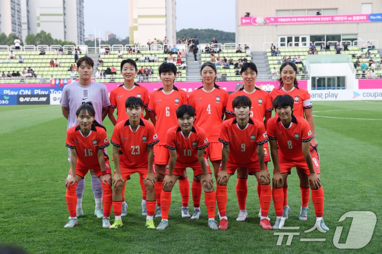 30일 오후 인천시 남동구 남동아시아드럭비경기장에서 열린 쿠팡플레이 초청 여자축구 국가대표팀 친선경기 대한민국과 콜롬비아의 경기에서 대한민국 대표팀이 기념사진을 찍고 있다. 2025.5.30/뉴스1 ⓒ News1 이승배 기자