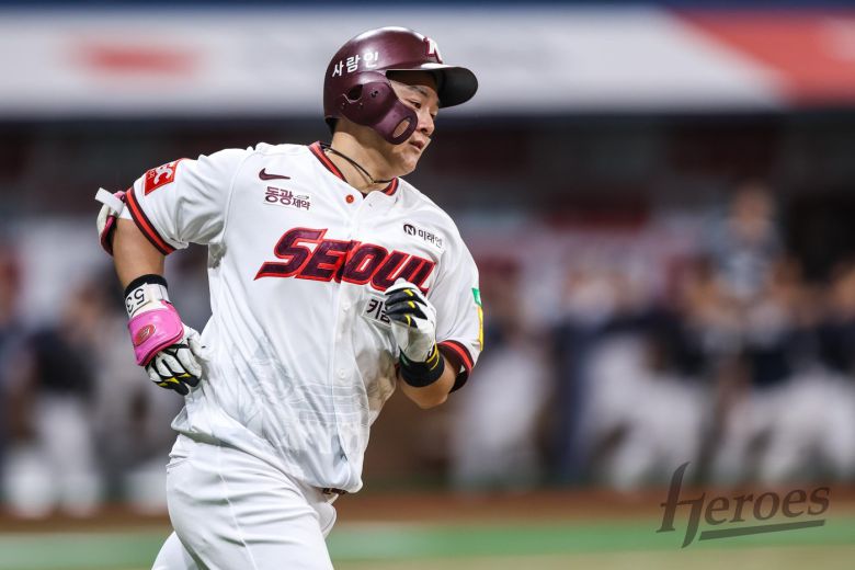 키움 히어로즈 최주환이 31일 열린 2025 KBO리그 고척 두산 베어스전에서 1회말 결승 솔로포를 터뜨려 팀의 1-0 승리를 이끌었다. (키움 히어로즈 제공)