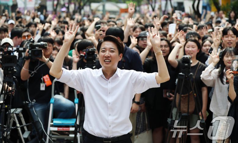 이준석 개혁신당 대통령 후보가 제21대 대통령 선거를 사흘 앞둔 31일 오후 경기 안양시 평촌로데오거리에서 열린 유세에서 막판 지지를 호소하고 있다. 2025.5.31/뉴스1 ⓒ News1 오대일 기자