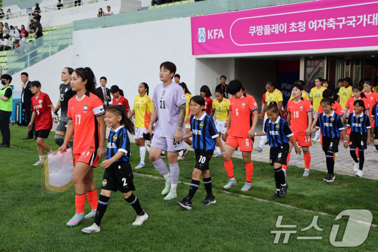 30일 오후 인천시 남동구 남동아시아드럭비경기장에서 열린 쿠팡플레이 초청 여자축구 국가대표팀 친선경기 대한민국과 콜롬비아의 경기에서 대한민국 대표팀이 입장하고 있다. 2025.5.30/뉴스1 ⓒ News1 이승배 기자