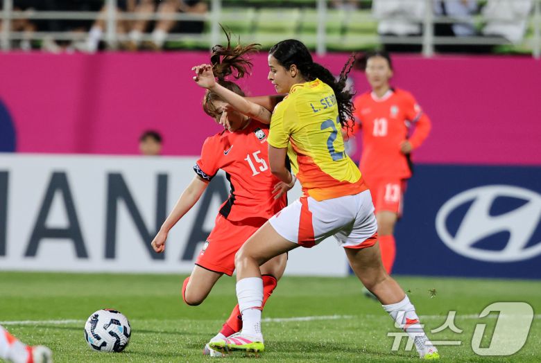 30일 오후 인천시 남동구 남동아시아드럭비경기장에서 열린 쿠팡플레이 초청 여자축구 국가대표팀 친선경기 대한민국과 콜롬비아의 경기에서 대한민국 강채림이 슈팅하고 있다. 2025.5.30/뉴스1 ⓒ News1 이승배 기자