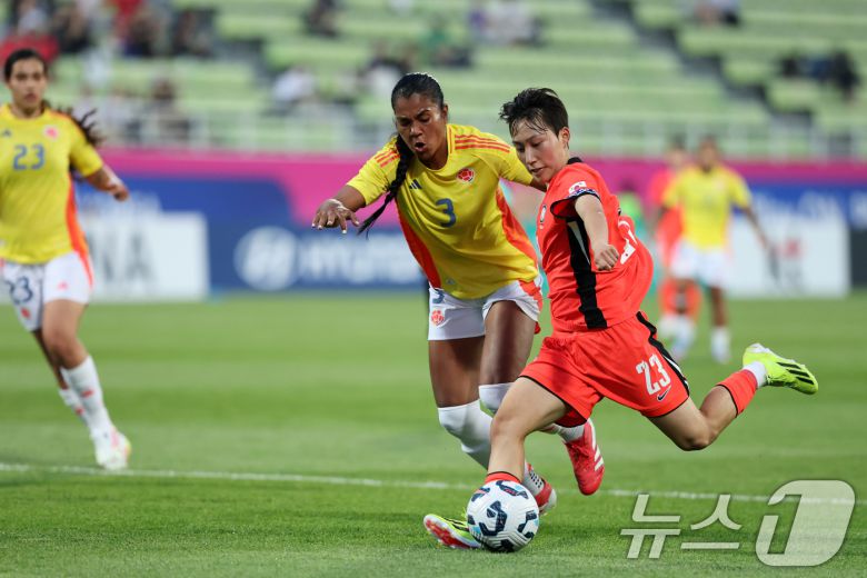 30일 오후 인천시 남동구 남동아시아드럭비경기장에서 열린 쿠팡플레이 초청 여자축구 국가대표팀 친선경기 대한민국과 콜롬비아의 경기에서 대한민국 박수정이 패스하고 있다. 2025.5.30/뉴스1 ⓒ News1 이승배 기자