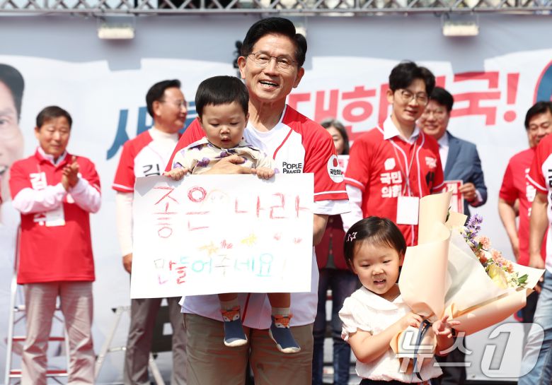 김문수 국민의힘 대통령 후보가 31일 오전 강원 홍천군 꽃뫼공원에서 유세 중 어린이들과 사진을 찍고 있다. 2025.5.31/뉴스1 ⓒ News1 김민지 기자