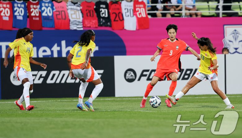 30일 오후 인천시 남동구 남동아시아드럭비경기장에서 열린 쿠팡플레이 초청 여자축구 국가대표팀 친선경기 대한민국과 콜롬비아의 경기에서 대한민국 문은주가 드리블하고 있다. 2025.5.30/뉴스1 ⓒ News1 이승배 기자