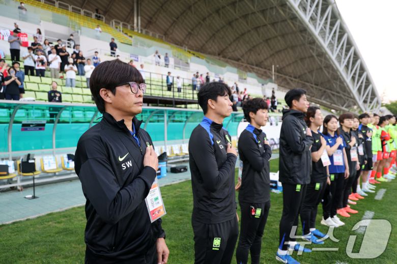 30일 오후 인천시 남동구 남동아시아드럭비경기장에서 열린 쿠팡플레이 초청 여자축구 국가대표팀 친선경기 대한민국과 콜롬비아의 경기에서 신상우 대표팀 감독이 국민의례하고 있다. 2025.5.30/뉴스1 ⓒ News1 이승배 기자