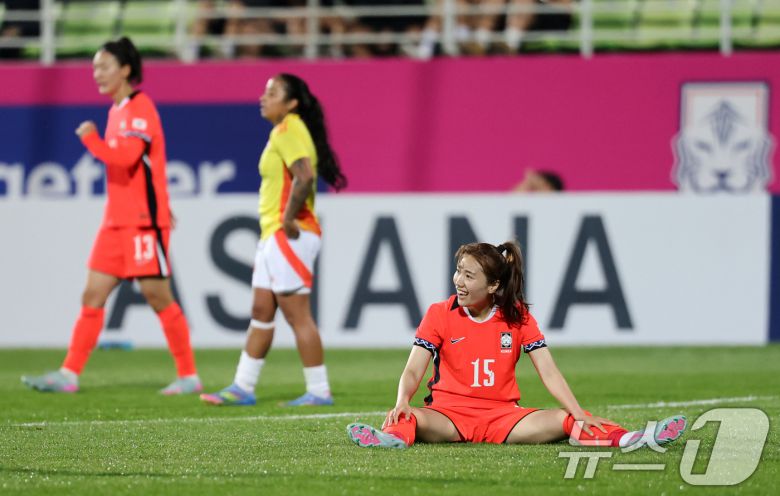 30일 오후 인천시 남동구 남동아시아드럭비경기장에서 열린 쿠팡플레이 초청 여자축구 국가대표팀 친선경기 대한민국과 콜롬비아의 경기에서 대한민국 강채림이 슈팅이 막히자 아쉬워하고 있다. 2025.5.30/뉴스1 ⓒ News1 이승배 기자
