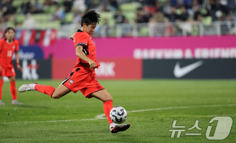 30일 오후 인천시 남동구 남동아시아드럭비경기장에서 열린 쿠팡플레이 초청 여자축구 국가대표팀 친선경기 대한민국과 콜롬비아의 경기에서 대한민국 고유진이 슈팅하고 있다. 2025.5.30/뉴스1 ⓒ News1 이승배 기자