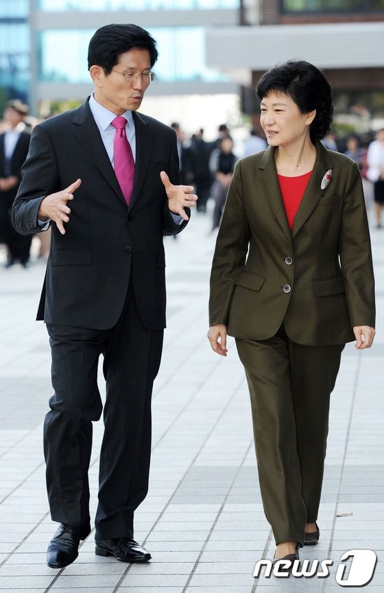 박근혜 새누리당 대선 후보가 김문수 경기지사가 10일 오후 경기도 수원시 경기도청에서 회동을 가진 뒤 나란히 걸으며 대화를 나누고 있다. 2012.10.10/뉴스1