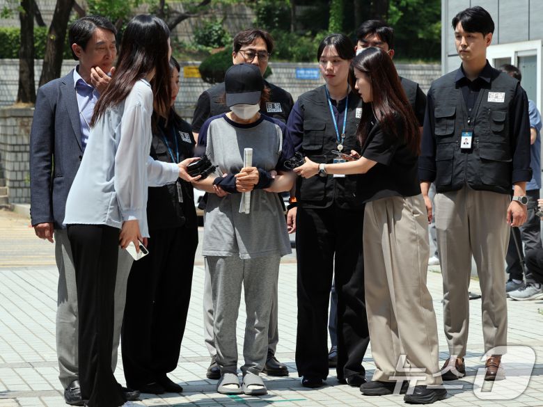 제21대 대통령 선거 사전투표 첫날 서울 강남구의 한 투표소에서 배우자의 신분증으로 대리 투표한 혐의를 받는 선거사무원 박 모 씨가 1일 오후 서울 서초구 서울중앙지법에서 열린 구속 전 피의자 심문(영장실질심사)에 출석하고 있다. 2025.6.1/뉴스1 ⓒ News1 황기선 기자