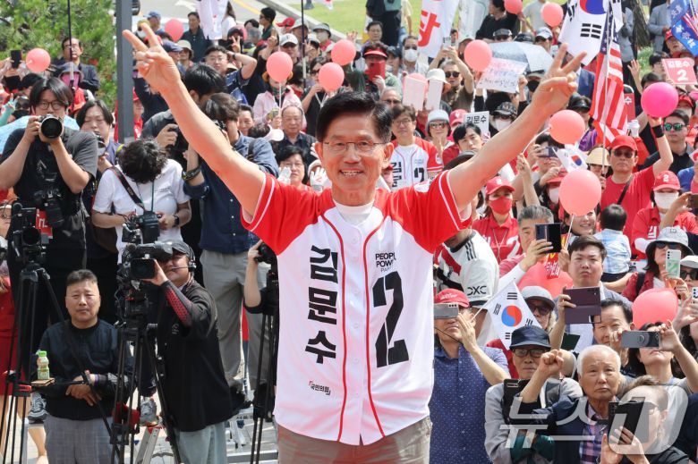 김문수 국민의힘 대통령 후보가 1일 오전 경기 수원시 수원컨벤션센터 광장에서 열린 유세에서 시민들에게 인사하고 있다. 2025.6.1/뉴스1 ⓒ News1 이광호 기자