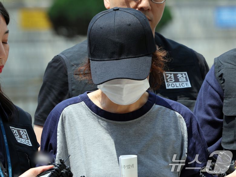 제21대 대통령 선거 사전투표 첫날 서울 강남구의 한 투표소에서 배우자의 신분증으로 대리 투표한 혐의를 받는 선거사무원 박 모 씨가 1일 오후 서울 서초구 서울중앙지법에서 열린 구속 전 피의자 심문(영장실질심사)에 출석하고 있다. 2025.6.1/뉴스1 ⓒ News1 황기선 기자