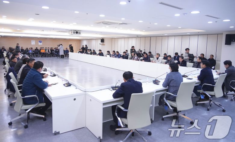 강기정 광주시장이 12.3 비상계엄이 선포된 직후인 4일 새벽 시청 중회의실에서 광주시의회, 광주 5개 자치구, 5·18단체, 광주지역 시민사회단체 및 종교단체 대표자들과 '광주 비상계엄 무효선언 연석회의'에 참석해 회의를 하고 있다.(광주시 제공)2024.12.4/뉴스1