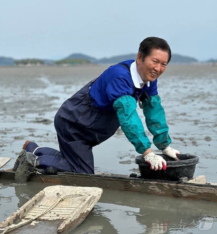 정청래 더불어민주당 의원이 5월 29일 전남 보성에서 뻘밭에서 꼬막을 잡고 있다.(정청래 페이스북. 재배포 및 DB 금지) 2025.5.31/뉴스1