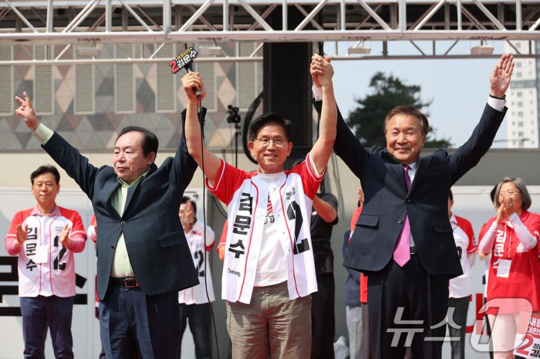 김문수 국민의힘 대통령 후보가 1일 경기 수원컨벤션센터 광장에서 열린 유세에서 이인제, 손학규 전 경기지사와 지지를 호소하고 있다. (공동취재) 2025.6.1/뉴스1 ⓒ News1 이광호 기자