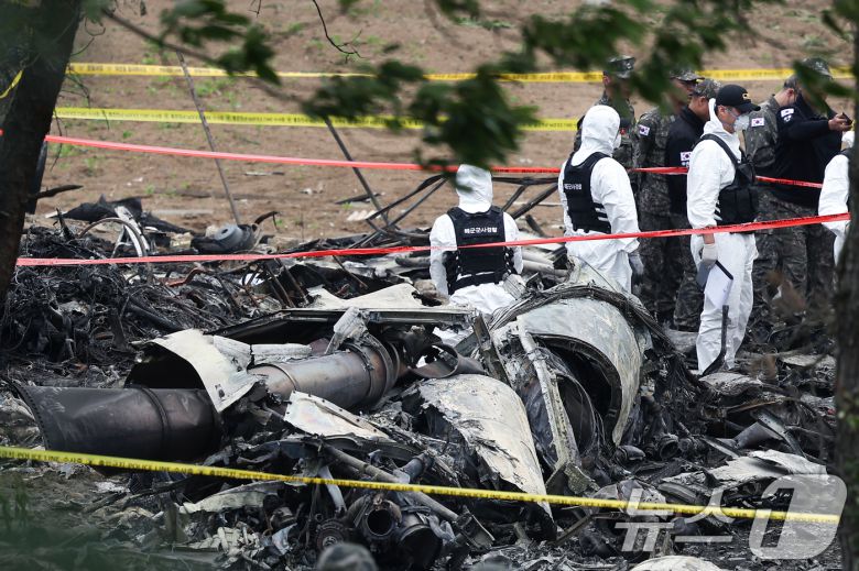 군 항공사고 조사관들이 30일 오전 경북 포항시 남구 동해면 야산에 추락한 해군 대잠 해상초계기 사고 현장 조사를 진행하고 있다. 2025.5.30/뉴스1 ⓒ News1 최창호 기자