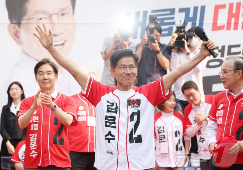김문수 국민의힘 대통령 후보가 1일 오후 서울 서대문구 신촌역 앞 집중유세에서 시민들에게 지지를 호소하고 있다.(공동취재) 2025.6.1/뉴스1 ⓒ News1 이광호 기자