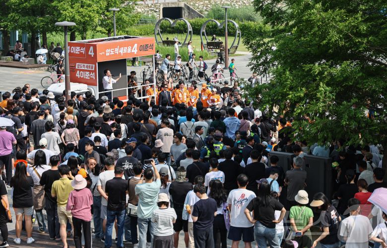 이준석 개혁신당 대통령 후보가 1일 경기 화성시 동탄호수공원을 찾아 지지를 호소하고 있다. 2025.6.1/뉴스1 ⓒ News1 김도우 기자