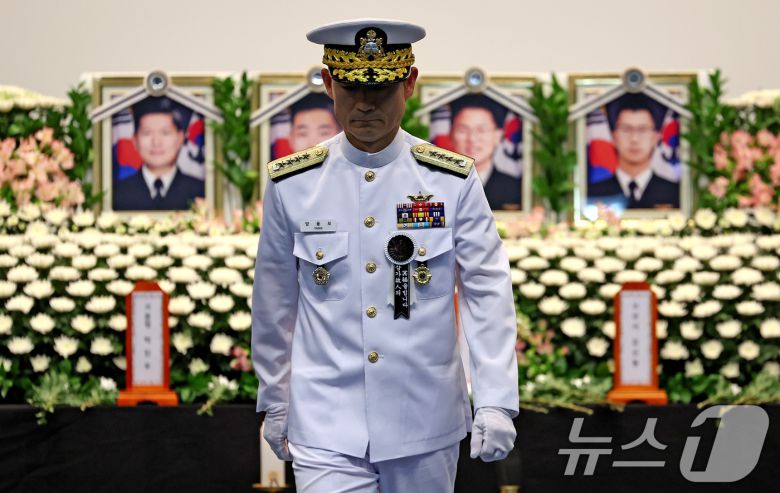 양용모 해군참모총장이 1일 해군 해상초계기 917호기 추락 사고 순직자 합동 영결식이 거행된 경북 포항 해군항공사령부 내 강당에서 헌화와 분향을 마친 후 발걸음을 옮기고 있다. 2025.6.1/뉴스1 ⓒ News1 최창호 기자