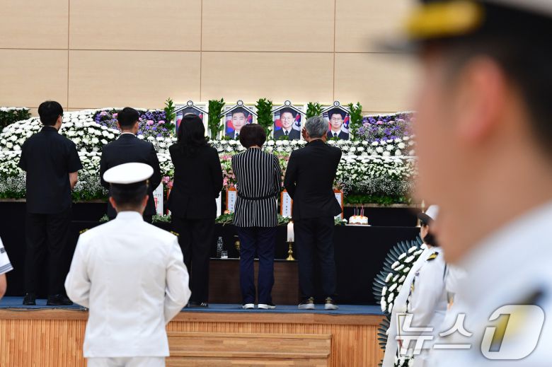 31일 오전 경북 포항시 남구 해군항공사령부 내 금익관에 마련된 해상초계기 추락 순직자 합동분향소에서 시민들이 조문하고 있다. 2025.5.31/뉴스1 ⓒ News1 최창호 기자