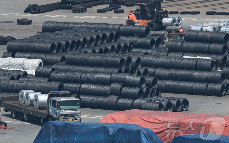 한국 철강업계가 도널드 트럼프 미국 대통령의 관세 상향 조치로 추가적인 실적 타격을 받게 됐다. 도널드 트럼프 미국 대통령은 외국산 철강에 대한 관세를 기존 25%에서 두배 올린 50%로 인상하는 조치가 오는 6월 4일 발효된다고 밝혔다. 사진은 1일 경기 평택시 포승읍 평택항 수출 야적장에 철강 제품이 쌓여있는 모습. 2025.6.1/뉴스1 ⓒ News1 김도우 기자