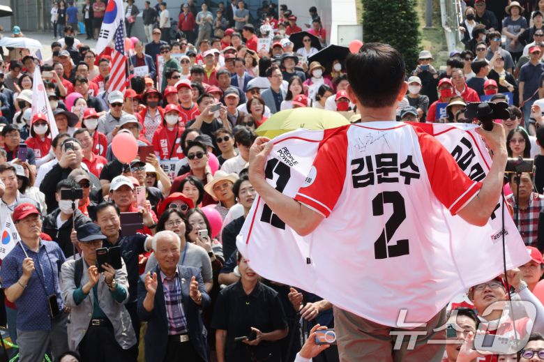 김문수 국민의힘 대통령 후보가 1일 오전 경기 수원시 수원컨벤션센터 광장에서 열린 유세에서 시민들에게 지지를 호소하고 있다. 2025.6.1/뉴스1 ⓒ News1 이광호 기자
