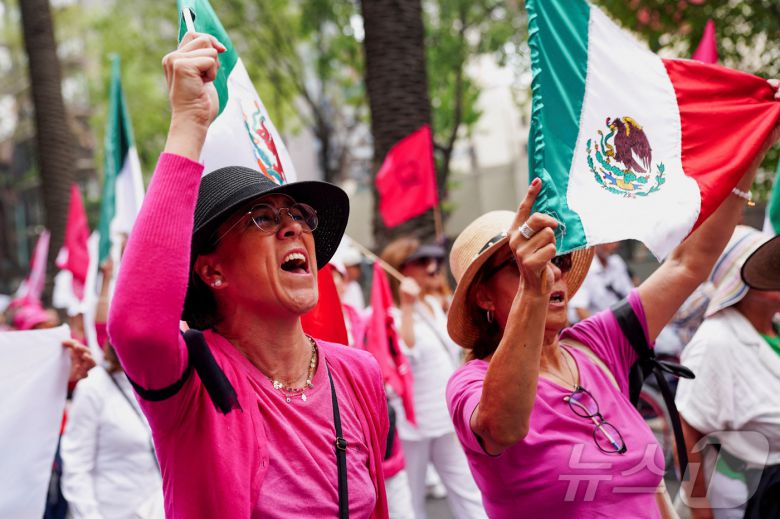 1일(현지시간) 멕시코시티 레포르마 거리에서 시민들이 판사 선거 반대 시위를 하고 있다. ⓒ 로이터=뉴스1