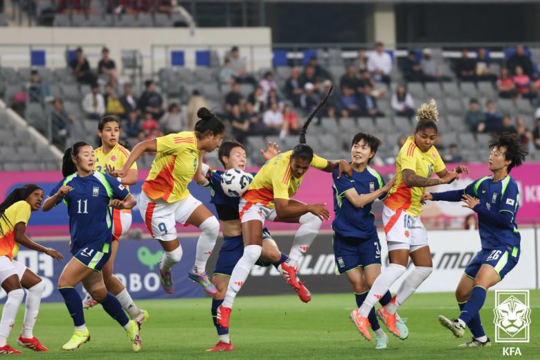 2일 경기 용인미르스타디움에서 열린 '쿠팡플레이 초청 여자축구국가대표팀 친선경기' 대한민국과 콜롬비아와의 2차전에서 양 팀 선수들이 코너킥 상황에서 볼 경합을 하고 있다. (대한축구협회 제공, 재판매 및 DB금지) 2025.6.2/뉴스1