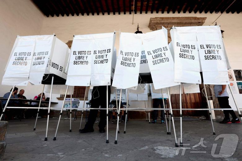 1일(현지시간) 멕시코 할리스코주 과달라하라의 투표소에서 유권자들이 판사 선출 투표를 하고 있다. ⓒ AFP=뉴스1
