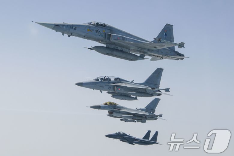 편대비행하는 한미공군 전투기. 위쪽부터 韓 F-5, KF-16, 美 F-16, 韓 F-15K. (공군 제공. 재판매 및 DB 금지)/뉴스1 ⓒ News1 이연주 기자