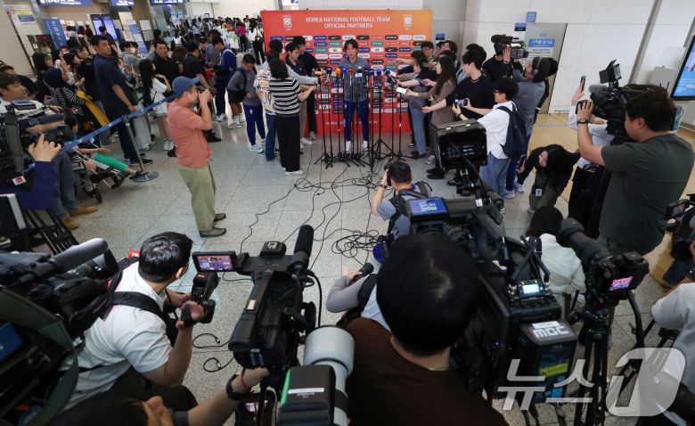 축구 국가대표팀 홍명보 감독이 2일 이라크전 원정경기를 하기 위해 인천국제공항을 통해 출국하며 인터뷰 하고 있다. 대한민국 축구대표팀은 6일 오전 3시15분(한국시간) 이라크와 2026 국제축구연맹(FIFA) 북중미 월드컵 아시아 3차 예선 B조 경기를 치른다. 2025.6.2/뉴스1 ⓒ News1 박세연 기자