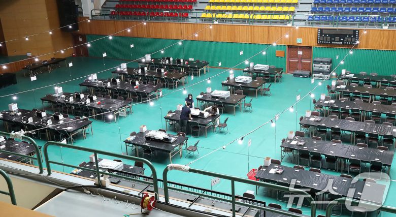 21대 대통령선거를 하루 앞둔 2일 오전 대구 남구 영남이공대 천마체육관에 마련된 개표소에서 남구선관위 관계자들이 개표 준비 상황을 점검하고 있다. ⓒ News1 공정식 기자